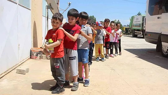 Çocukken yaşadığı mutluluğu minik öğrencilere de yaşattı