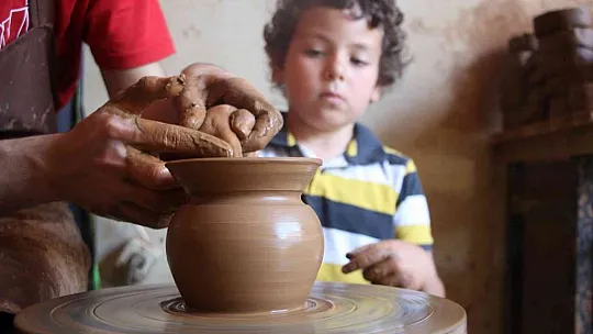 Çocukken yaşadığı mutluluğu minik öğrencilere de yaşattı