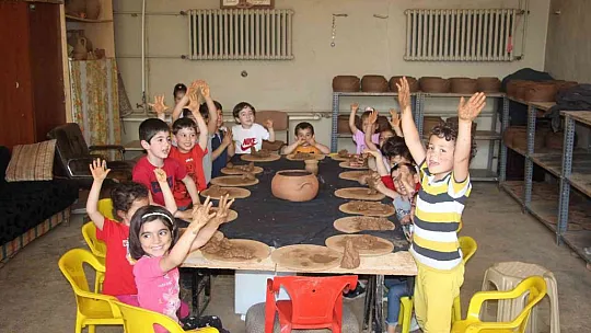 Çocukken yaşadığı mutluluğu minik öğrencilere de yaşattı