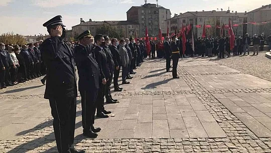 Cumhuriyet Bayramı kutlamaları çelenk sunma töreni ile başladı