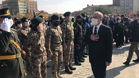 Cumhuriyet Bayramı kutlamaları çelenk sunma töreni ile başladı