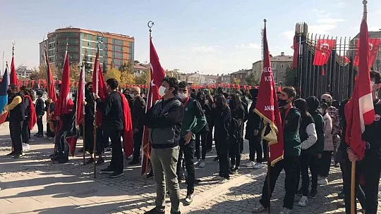 Cumhuriyet Bayramı kutlamaları çelenk sunma töreni ile başladı