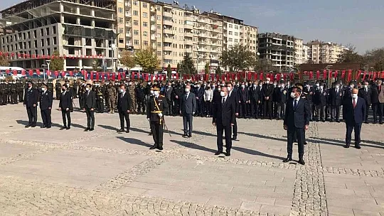 Cumhuriyet Bayramı kutlamaları çelenk sunma töreni ile başladı