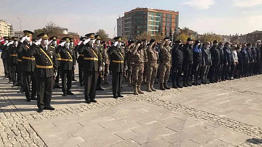 Cumhuriyet Bayramı kutlamaları çelenk sunma töreni ile başladı