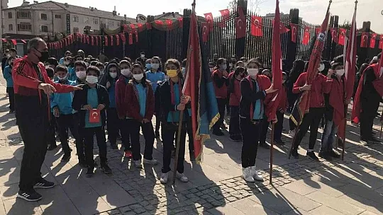 Cumhuriyet Bayramı kutlamaları çelenk sunma töreni ile başladı