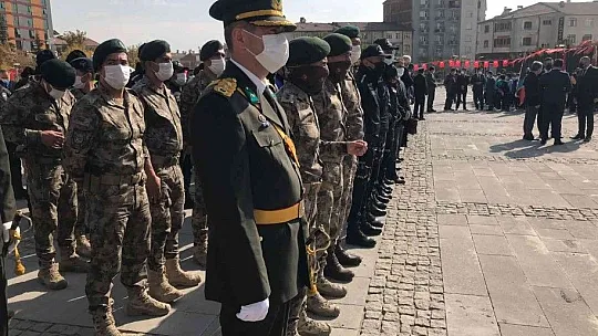 Cumhuriyet Bayramı kutlamaları çelenk sunma töreni ile başladı