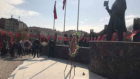 Cumhuriyet Bayramı kutlamaları çelenk sunma töreni ile başladı
