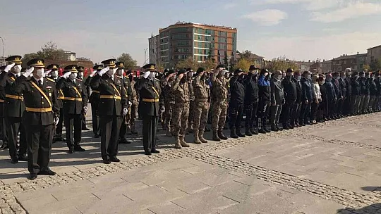 Cumhuriyet Bayramı kutlamaları çelenk sunma töreni ile başladı