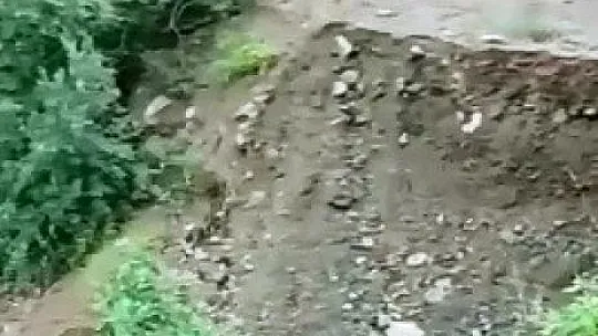Elazığ'da dere taştı, köy yolu çöktü