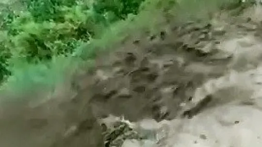 Elazığ'da dere taştı, köy yolu çöktü
