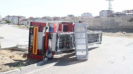 Direğe çarpan kamyon yan yattı