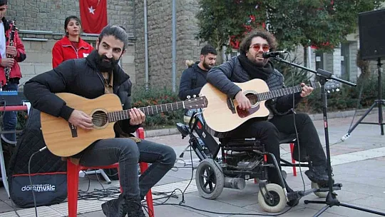 Engelli vatandaşlardan sokakta müzik dinletisi