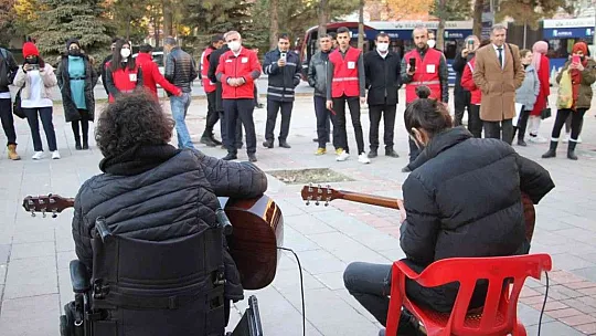 Engelli vatandaşlardan sokakta müzik dinletisi