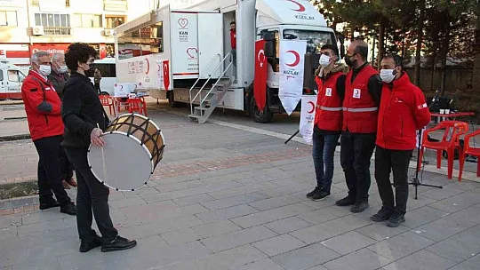 Engelli vatandaşlardan sokakta müzik dinletisi