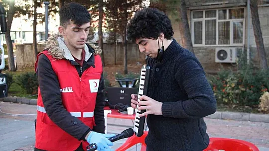 Engelli vatandaşlardan sokakta müzik dinletisi