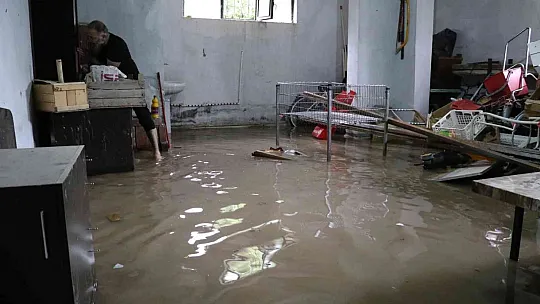 Kısa süreli yağmur Elazığ'ı felç etti
