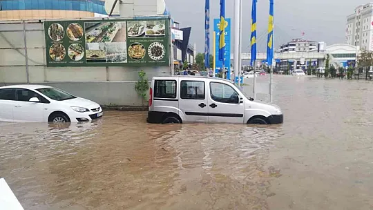 Kısa süreli yağmur Elazığ'ı felç etti