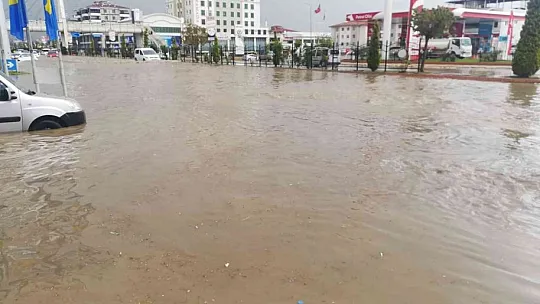 Kısa süreli yağmur Elazığ'ı felç etti