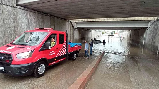 Kısa süreli yağmur Elazığ'ı felç etti