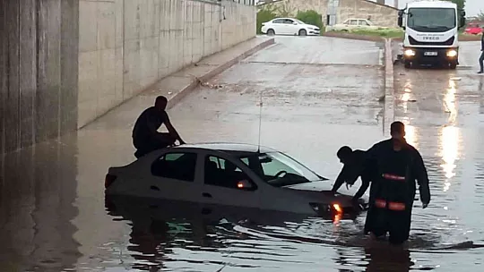 Kısa süreli yağmur Elazığ'ı felç etti