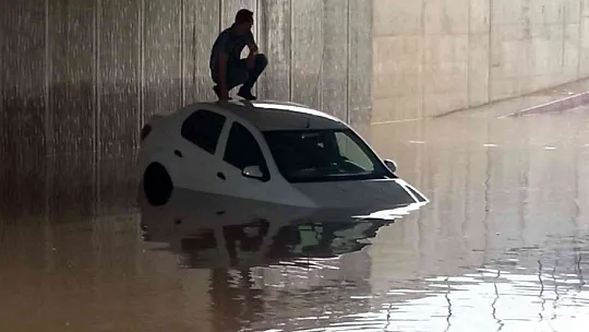 Kısa süreli yağmur Elazığ'ı felç etti