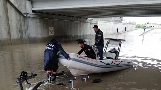 Kısa süreli yağmur Elazığ'ı felç etti