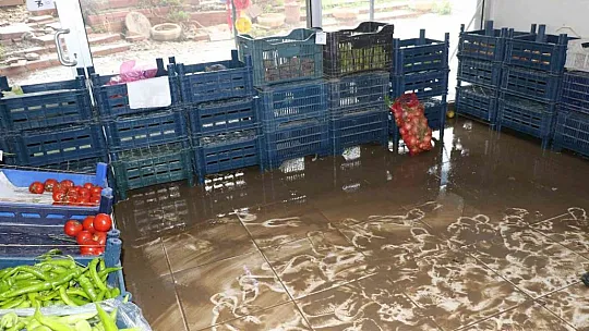 Kısa süreli yağmur Elazığ'ı felç etti