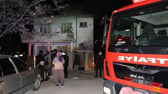Çıkan ev yangınında 1 kişi dumandan etkilendi