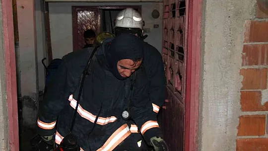 Çıkan ev yangınında 1 kişi dumandan etkilendi