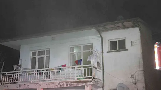 Çıkan ev yangınında 1 kişi dumandan etkilendi