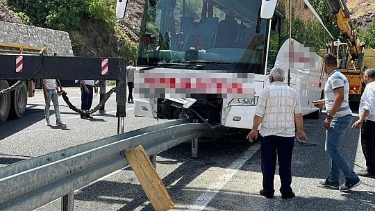 Refüje çıkan otobüs 2 vinç yardımı ile kaldırıldı