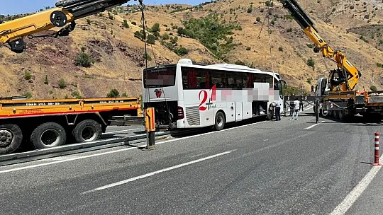 Refüje çıkan otobüs 2 vinç yardımı ile kaldırıldı