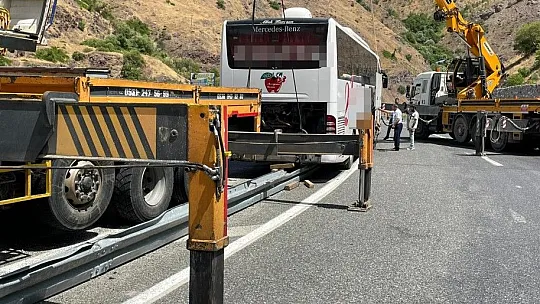 Refüje çıkan otobüs 2 vinç yardımı ile kaldırıldı