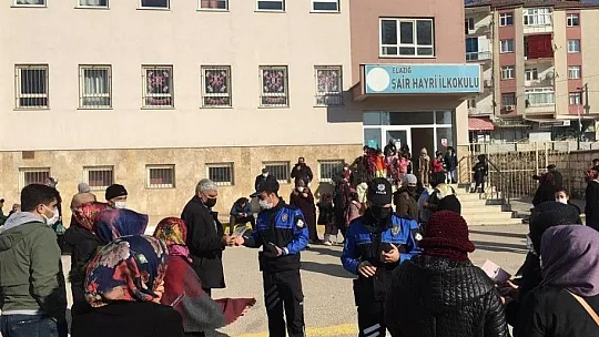 Elazığ emniyeti hem bilgilendiriyor hem farkındalık oluşturuyor