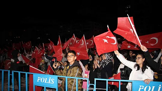 19 Mayıs'ın 103. yıl dönümü, fener alayı yürüyüşüyle kutlandı