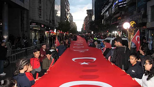 19 Mayıs'ın 103. yıl dönümü, fener alayı yürüyüşüyle kutlandı