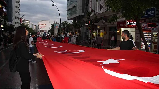 19 Mayıs'ın 103. yıl dönümü, fener alayı yürüyüşüyle kutlandı