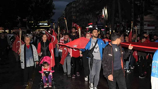 19 Mayıs'ın 103. yıl dönümü, fener alayı yürüyüşüyle kutlandı
