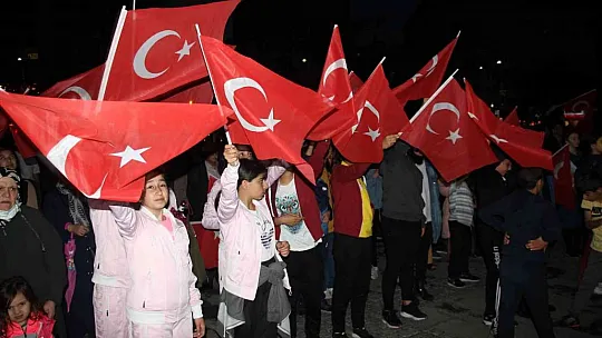 19 Mayıs'ın 103. yıl dönümü, fener alayı yürüyüşüyle kutlandı