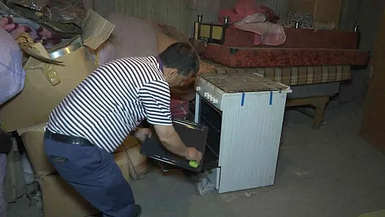 Elazığ'da filmlere konu olacak olay: Depremde emanet alınan eşyaların sahibini 2 yıldır arıyor