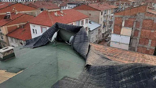 Etkili olan fırtınada çatılar uçtu, ağaçlar devrildi!