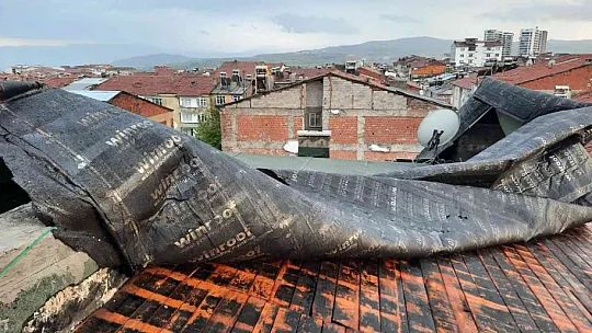 Etkili olan fırtınada çatılar uçtu, ağaçlar devrildi!