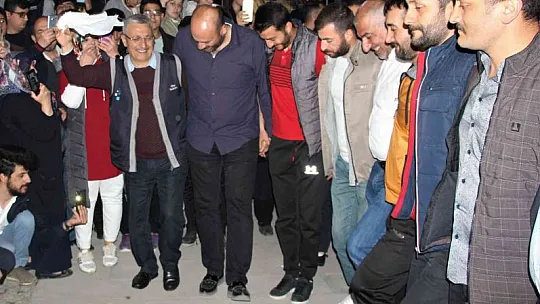 Elazığlılardan muhteşem 'zöhör halayı'