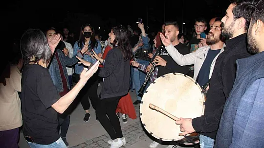 Elazığlılardan muhteşem 'zöhör halayı'