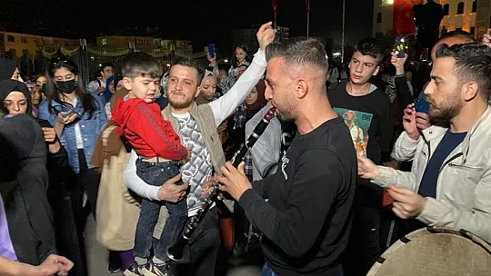 Elazığlılardan muhteşem 'zöhör halayı'