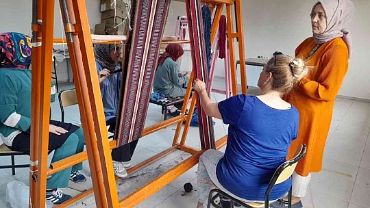 Elazığ'da geleneksel kilim ve cicim dokuma sanatı yaşatılıyor