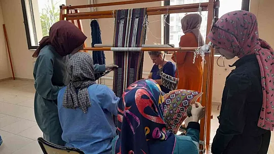 Elazığ'da geleneksel kilim ve cicim dokuma sanatı yaşatılıyor