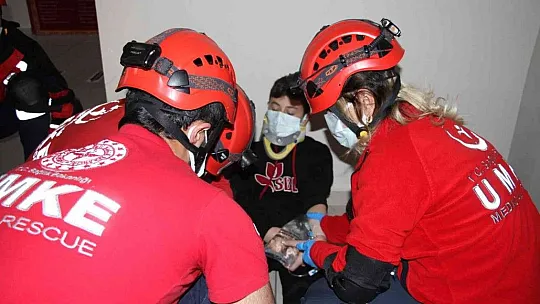 Deprem ve yangın tatbikatı, gerçeğini aratmadı