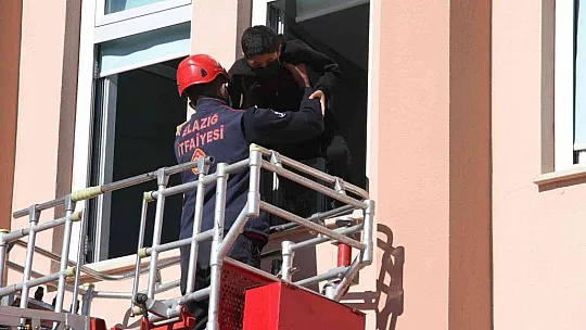 Deprem ve yangın tatbikatı, gerçeğini aratmadı