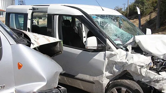 Keban Yolunda hafif ticari araç ile minibüs kafa kafaya çarpıştı